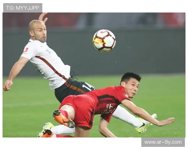 如何以足球防守球员为核心构建强大球队阵容与战术体系