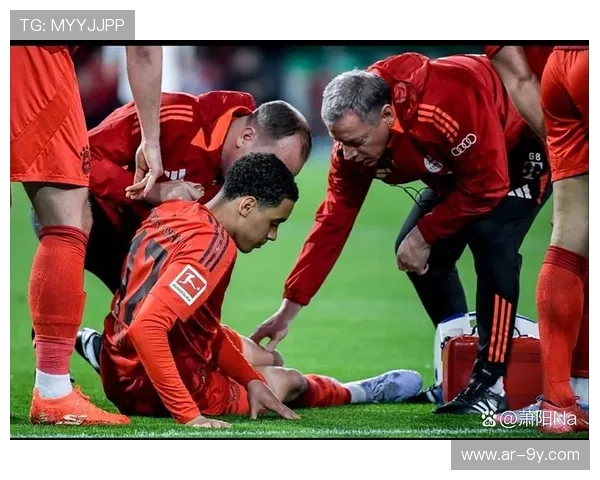 足球赛中踢裆意外导致球员受伤引发广泛讨论是否应加强比赛规则保护球员安全